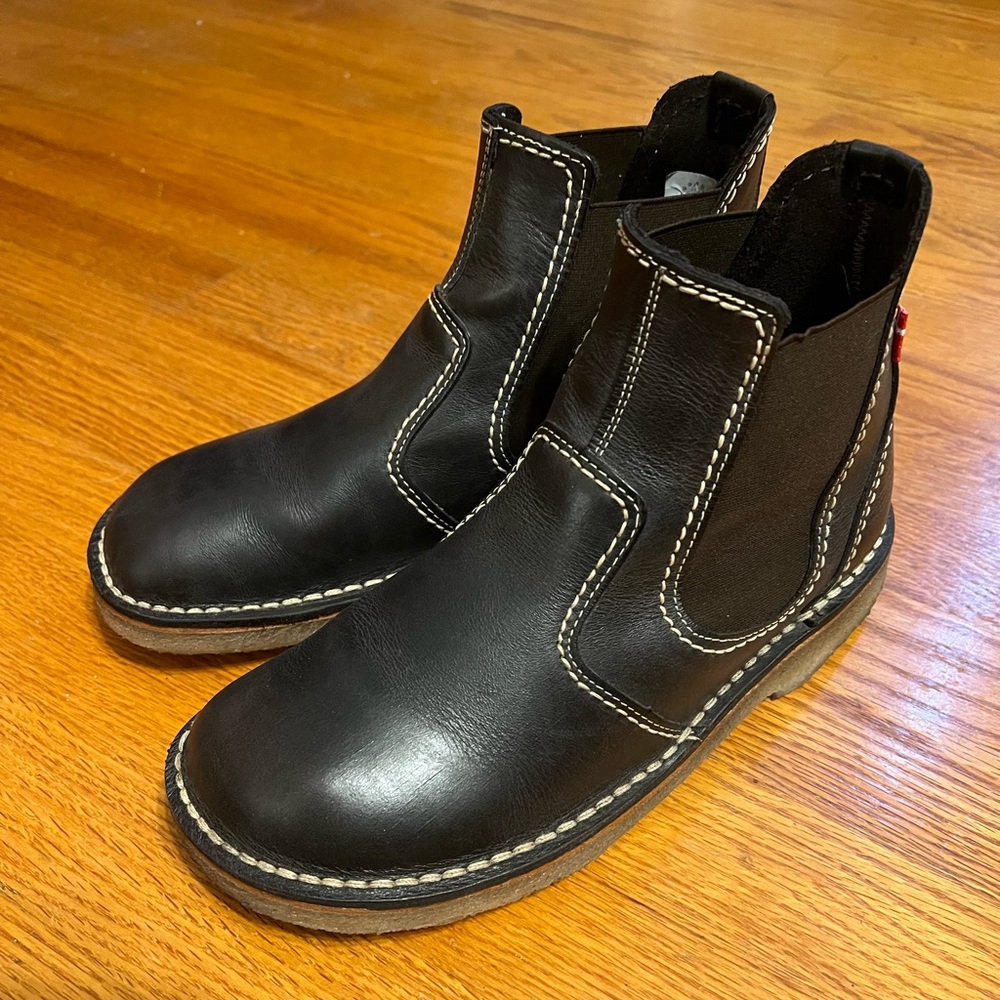 DuckFeet 41 Roskilde with box worn twice outside